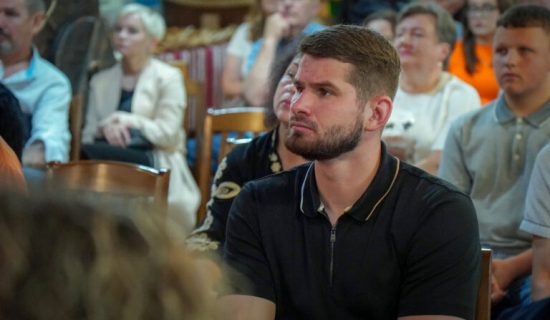        Local Ukraine: ,    ᒺ     