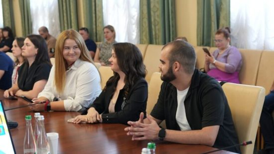 ³         , ,   䳿 